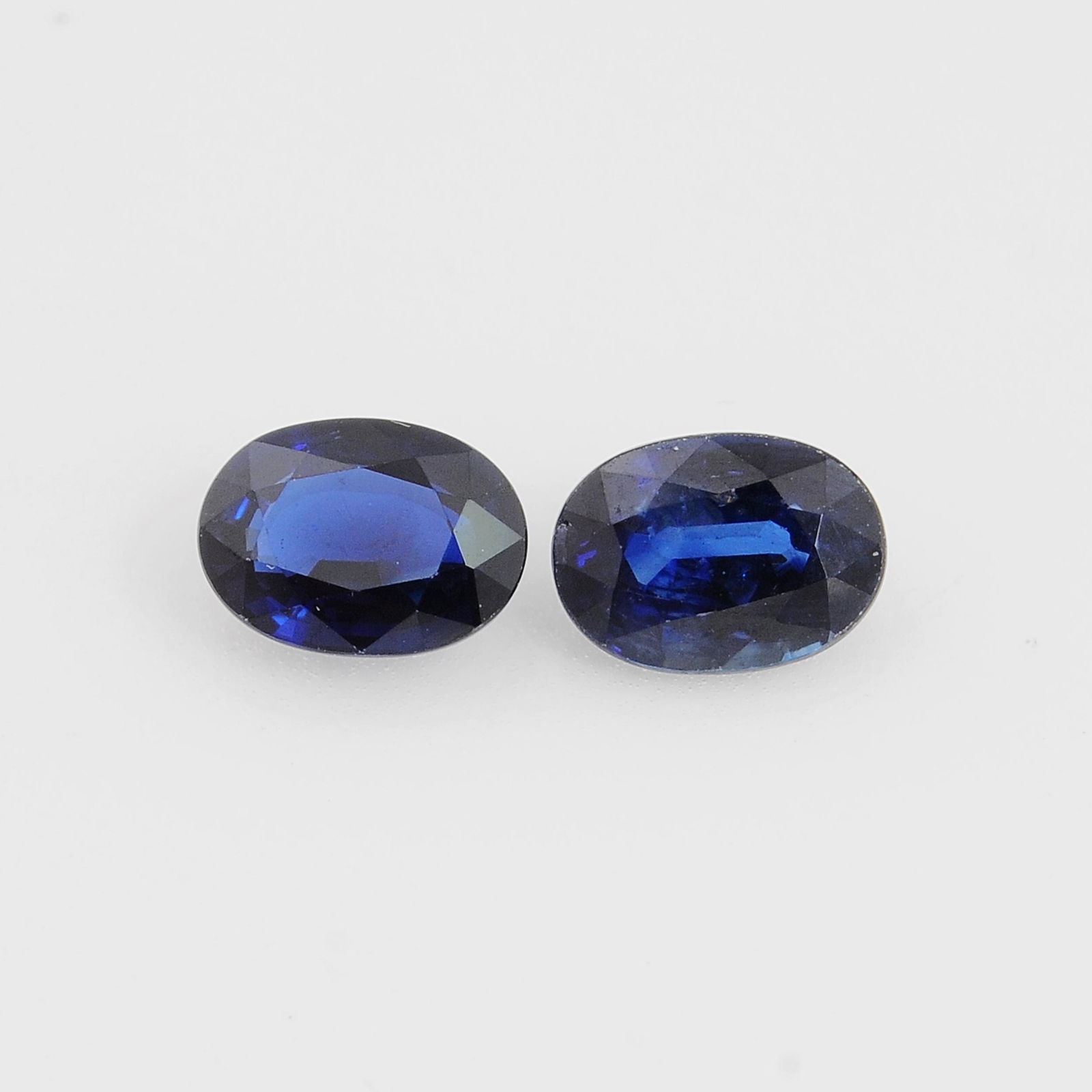 2.35 Carat Blue Color Natural Oval Sapphire Loose Gemstone 2 Pieces (1 of 7)