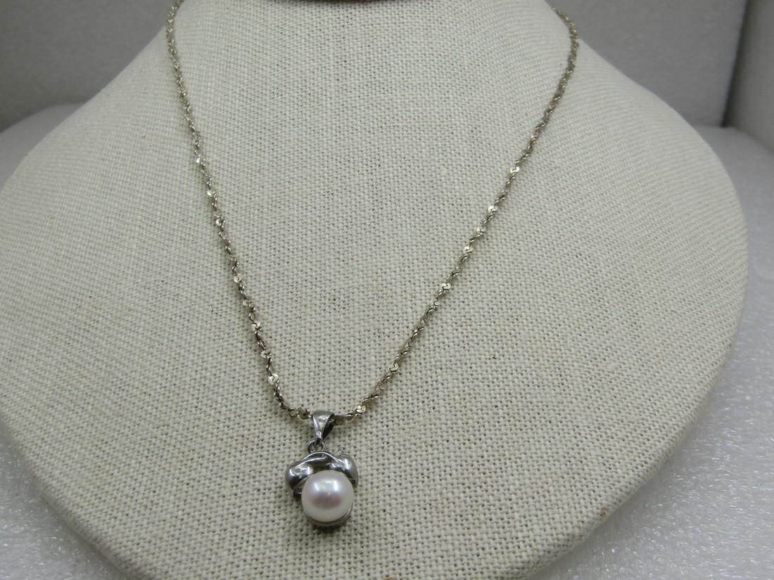 Vintage Sterling Milor Hammered Link Necklace with Pendant, 18": Vintage Sterling Milor Hammered Link Necklace with Pendant, 18". Signed Milor, .925, and Italy and tested. Age is appx. 1980's-1990'sThis has a baroque faux pearl on a silver tone leaf accented pendan