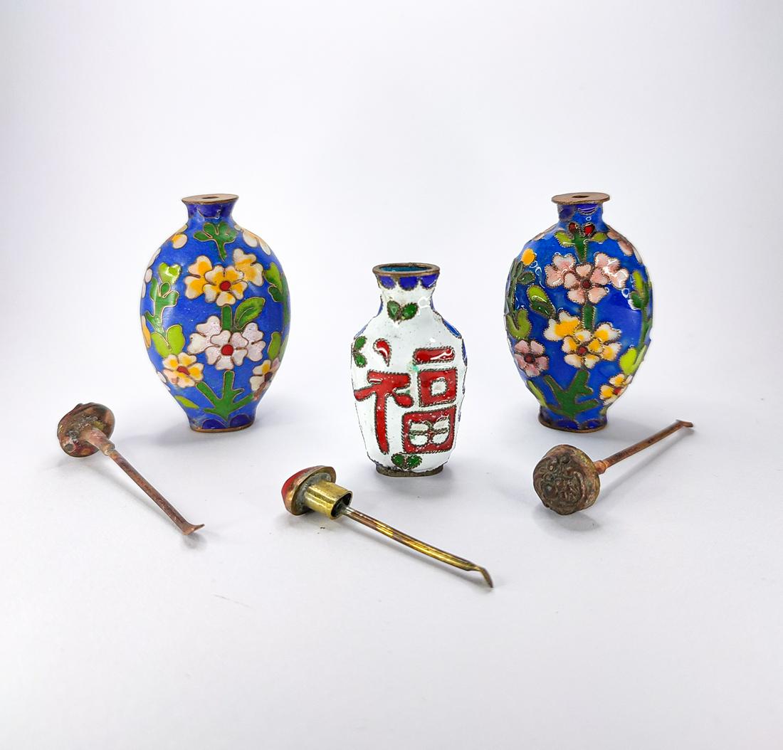 ANTIQUE CHINESE ENAMELLED SNUFF BOTTLES: Title: ANTIQUE CHINESE ENAMELLED SNUFF BOTTLES Description: Ca.20th C AD or earlier /Qing Dynasty Style. ;From a private London Estate ;Size:5x7cm -1,97x2,76 in;weight:80gr Additional Information: All