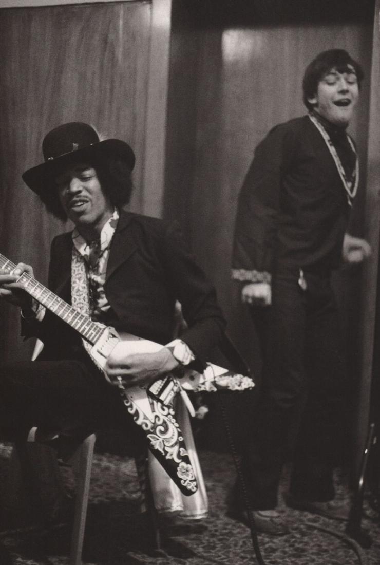 LINDA MCCARTNEY - Jimi Hendrix tuning, w Eric Burdon, London, Xmas, 1967 (1 of 1)