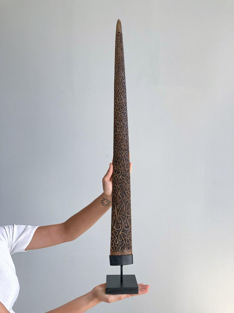 Carved swordfish tusk - Maori Mangapore: Title: Carved swordfish tusk - Maori Mangapore Maker: Unknown Origin: Indonesia Date/Period: 2021 Materials: Bone, Steel, Xiphias Gladius Dimensions:Height including stand: 92 cm / 36.2 inches Descrip