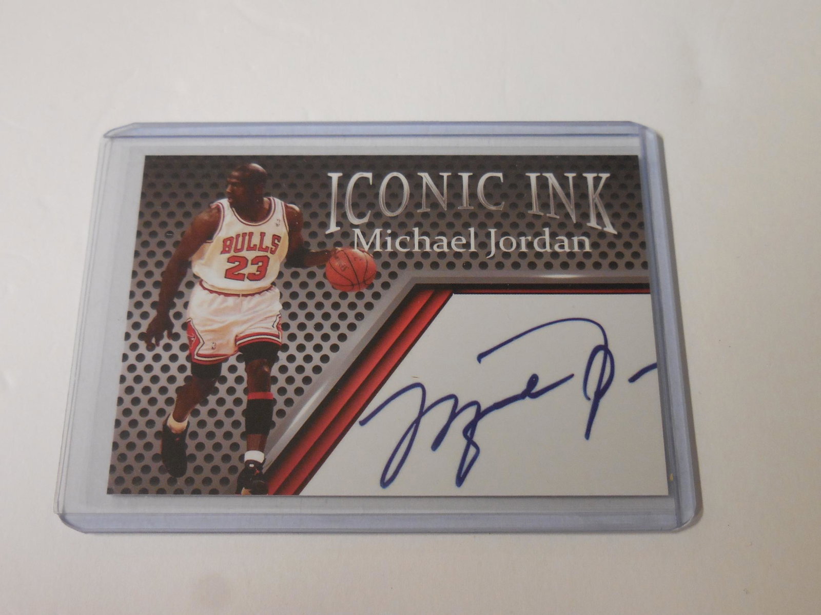 MICHAEL JORDAN ICONIC INK BULLS (1 of 2)