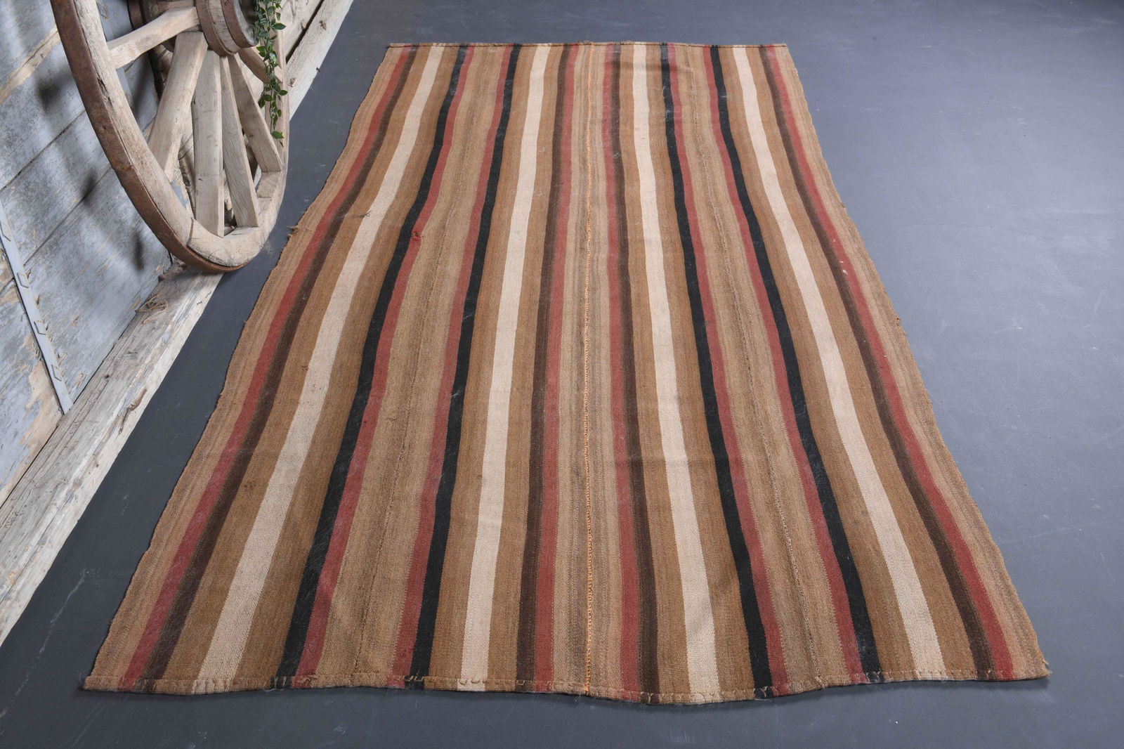 4.8x9.7 TURKISH Antique Kilim Rug: Title: 4.8x9.7 TURKISH Antique Kilim Rug Origin: Turkey Date/Period: 1960 - 1970 Materials: Wool and Cotton Size: Length: 9.7 feet Width: 4.8 feet Description: This one-of-a-kind Vintage Flatweave Car