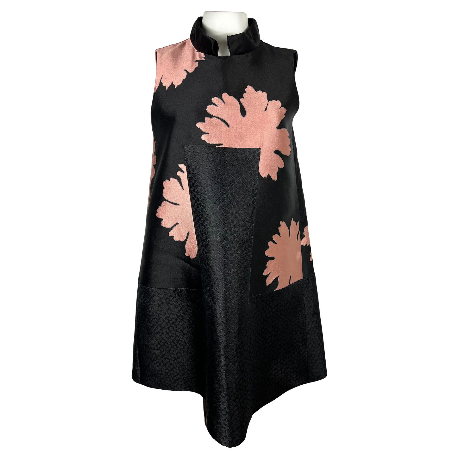 Alexander McQueen Mini Dress Black and Pink, Size Small: Alexander McQueen Mini Dress Black and Pink, Size Small - Floral print - Mini length - Sleeveless - Mandarin collar - Hidden rear zip closure - Missing tags Item details: A floral black mini A-line dr