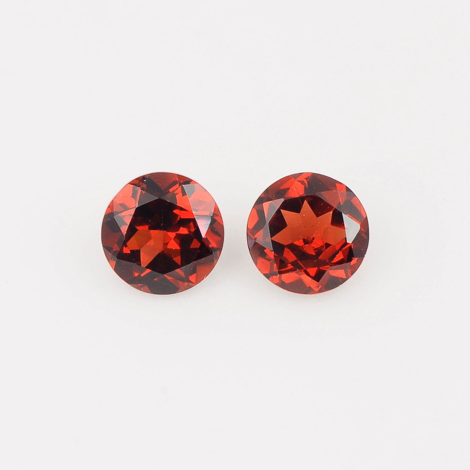 2.2 Carat Red Color Round Natural Garnet Loose Gemstone 2 Pieces: No Reserve! Title: 2.2 Carat Red Color Round Natural Garnet Loose Gemstone 2 Pieces Additional Information: Specification of Gemstone Stone : Garnet Shape : Round Size : 4H x 6L x 6W mm Color : Red Cu