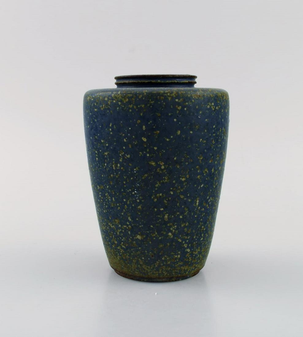 Arne Bang (1901-1983), Denmark. Rare vase in glazed ceramics Beautiful speckled glaze in shades of (1 of 7)