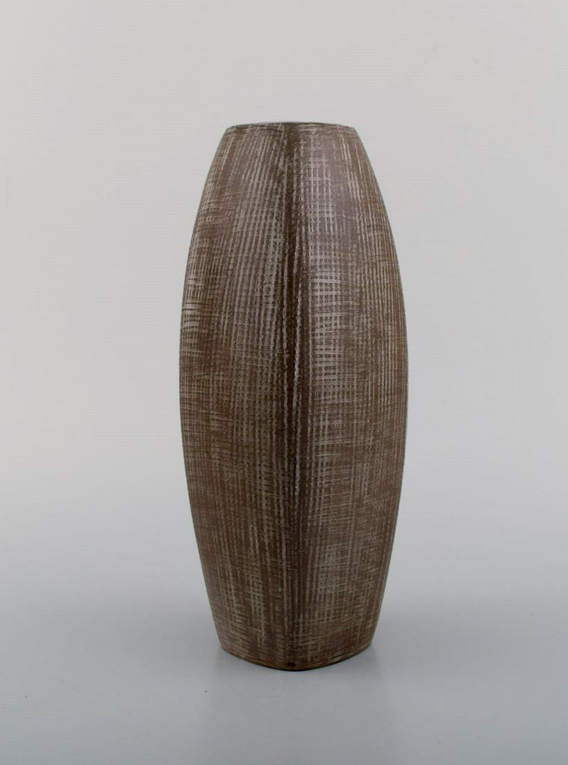 Ingrid Atterberg for Upsala-Ekeby vase in glazed stoneware. Beautiful glaze in brown shades with: Title: Ingrid Atterberg for Upsala-Ekeby vase in glazed stoneware. Beautiful glaze in brown shades with grooved design. Mid 20th century. Brand: Upsala Ekeby Additional Information: Ingrid Atterberg f
