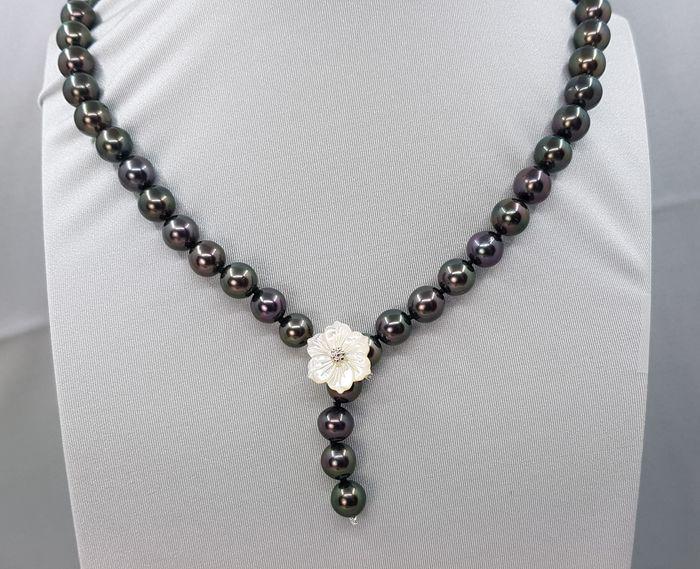 8.5x10mm Peacock Tahitian pearls - Necklace: Title: 8.5x10mm Peacock Tahitian pearls - Necklace Description: An elegant pearl necklace made with peacock Tahitian pearls and finished with a an elegant adjustable clasp in solid silver. Produced in