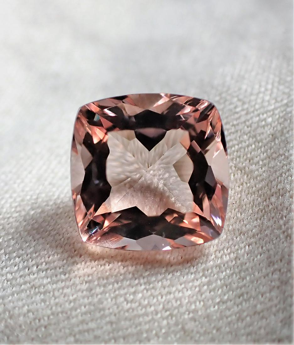 Morganite 2.50 ct - 8 MM: Title: Morganite 2.50 ct - 8 MM Metal Purity: Natural Gemstones: Morganite Carat Weights: 2.50 ct Size/Dimensions: 8.15 x 8.10 x 5.60 mm Additional Information: Natural Morganite Faceted Cushion Shape