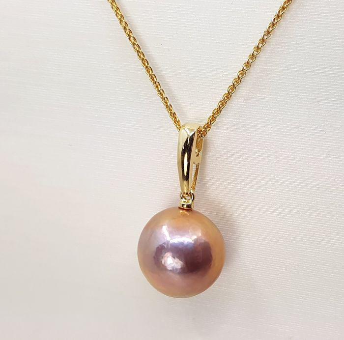 12mm Pink Edison Pearl - 14 kt. Yellow gold - Necklace with Pendant: Title: 12mm Pink Edison Pearl - 14 kt. Yellow gold - Necklace with Pendant Additional Information: The pendant is 14K yellow gold. The chain is 925 silver vermeil and is included as a gift. This cultu