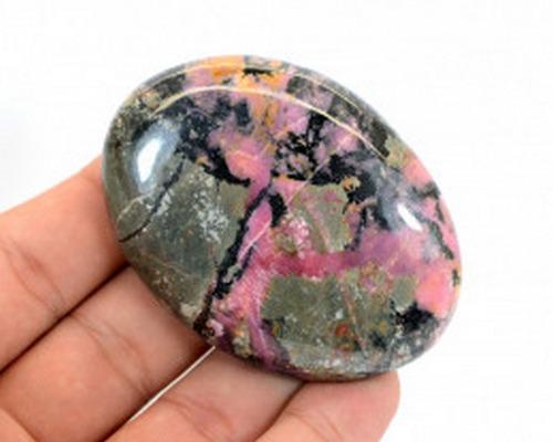 659 Cts Top Quality Rhodonite Tumble: Title: 659 Cts Top Quality Rhodonite Tumble Weight: 659 Cts Size/Dimensions: 67 x 48 x 16mm Origin: Pakistan Reserve: $20.00 Shipping: Domestic: Flat-rate of $15.00 to anywhere within the contiguous U
