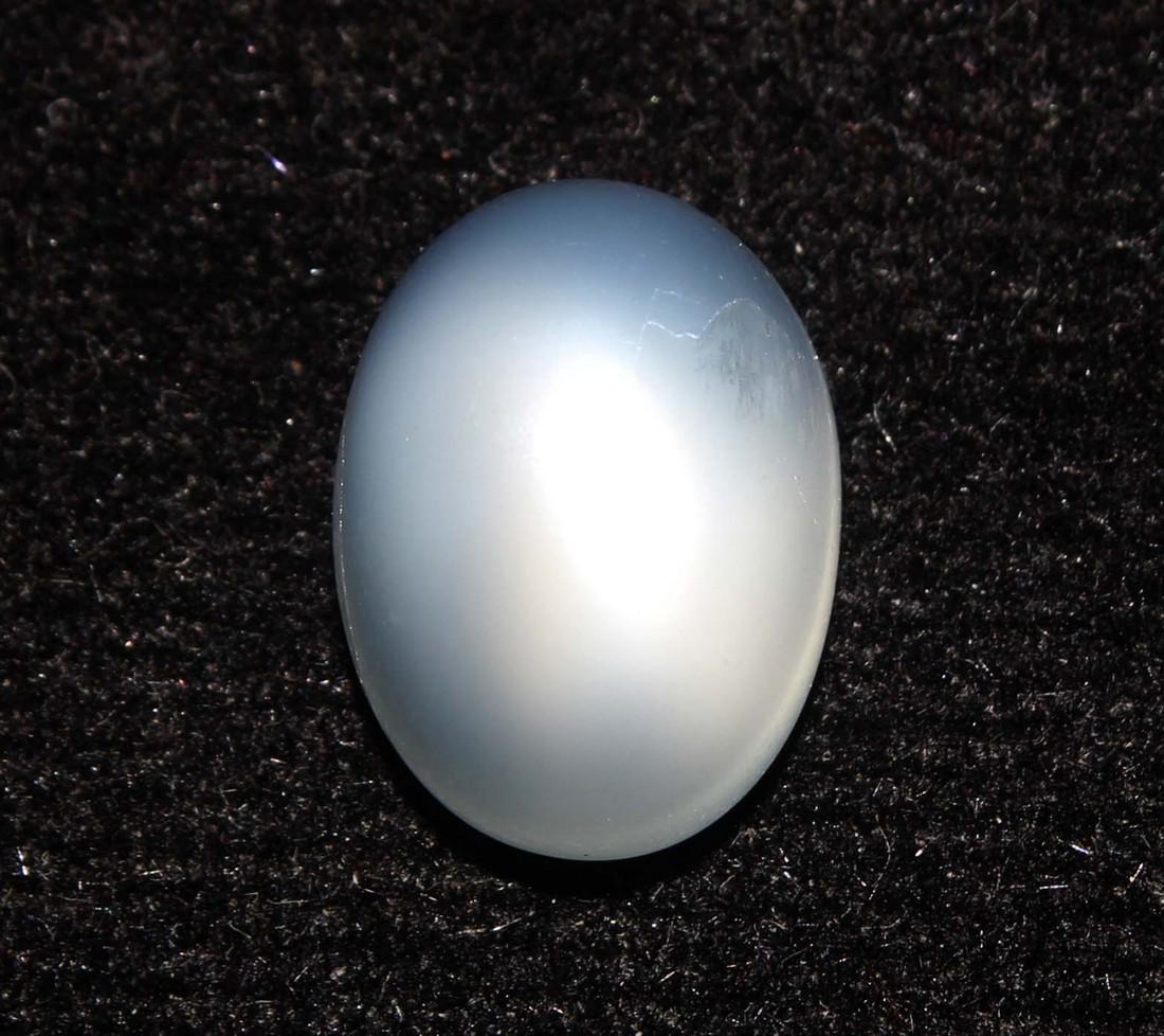4.51 Cts Natural Moonstone: No Reserve! Title: 4.51 Cts Natural Moonstone Additional Information: Gemstone : Natural Moonstone Shape : Oval Cabochan Weight : 4.51 Carats Measurements : 11.42x8.57x6.47 mm Color : White Transpranc
