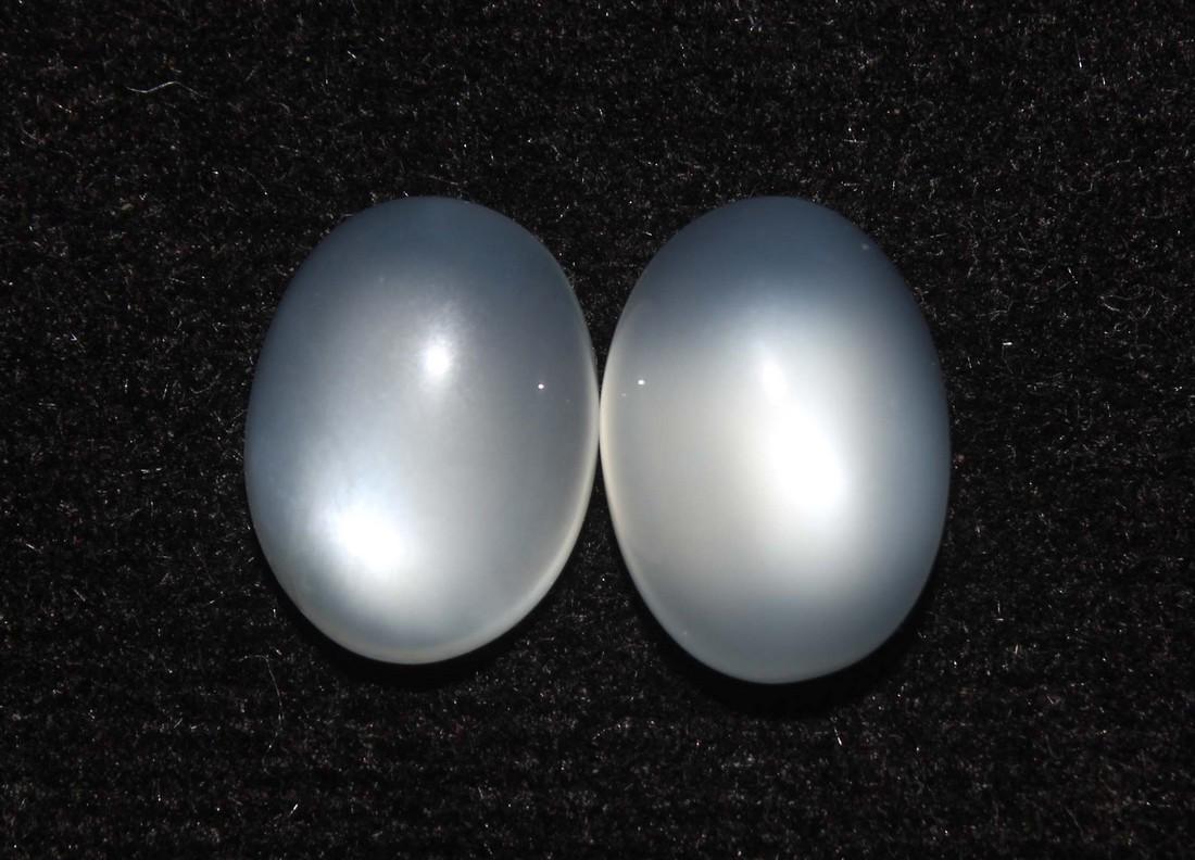 6.64 Cts Natural Moonstone Lot: No Reserve! Title: 6.64 Cts Natural Moonstone Lot Additional Information: Gemstone : Natural Moonstone Shape : Oval Cabochan Weight : 6.64 Carats Measurements : 10.87x7.84x5.86 mm , 10.57x7.96x4.20 mm