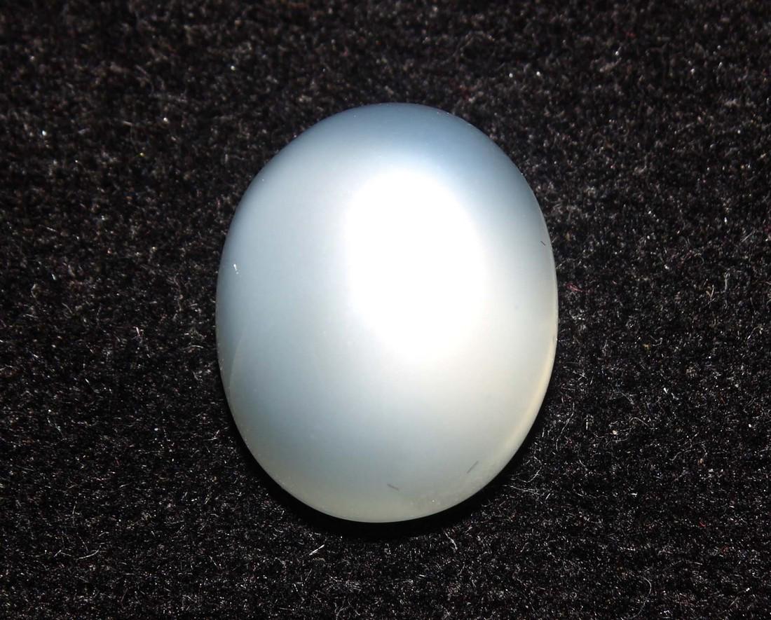 6.75 Cts Natural Moonstone: No Reserve! Title: 6.75 Cts Natural Moonstone Additional Information: Gemstone : Natural Moonstone Shape : Round Cabochan Weight : 6.75 Carats Measurements : 12.81x10.41x6.67 mm Color : White Transpra