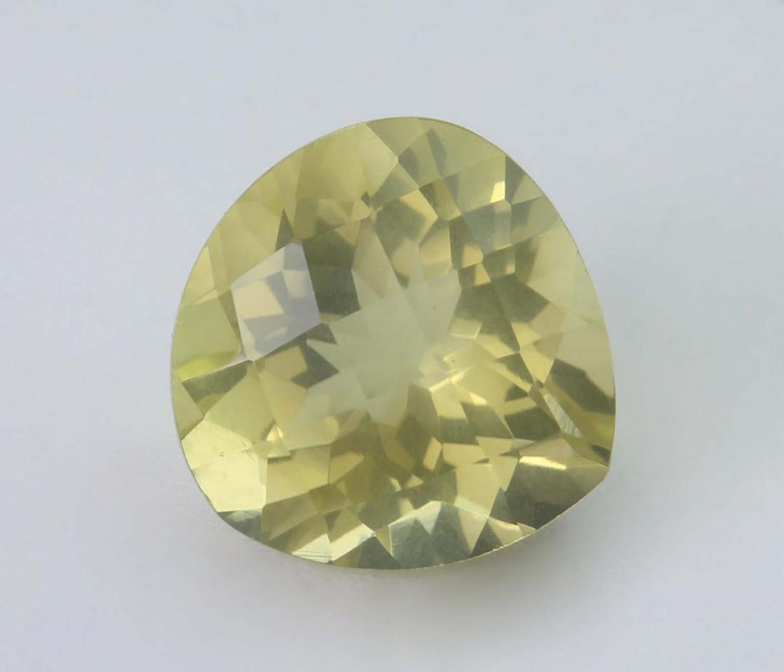 6.36 Cts Natural Lemon Quartz: No Reserve! Title: 6.36 Cts Natural Lemon Quartz Additional Information: Gemstone : Natural Lemon Quartz Origin: Brazil Weight : 6.36 carats Dimensions : 12.36x12.34x6.63 mm Shape/Cut : Pear Cut Colou
