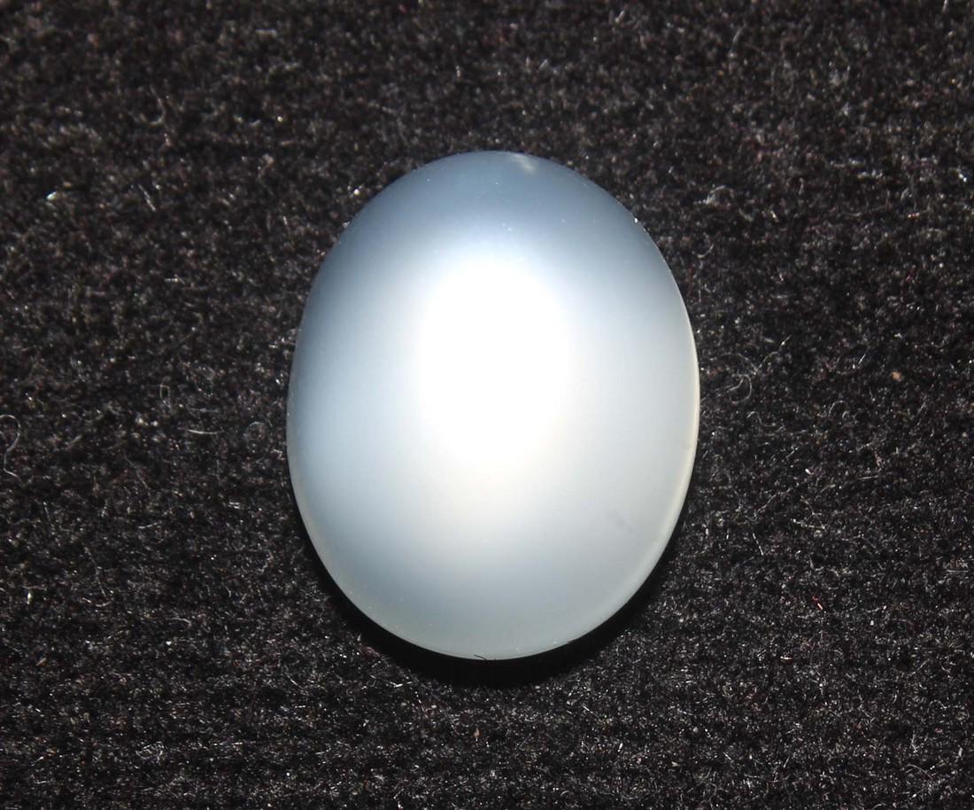 5.13 Cts Natural Moonstone: No Reserve! Title: 5.13 Cts Natural Moonstone Additional Information: Gemstone : Natural Moonstone Shape : Oval Cabochan Weight : 5.13 Carats Measurements : 11.50x9.35x6.33 mm Color : White Transpranc