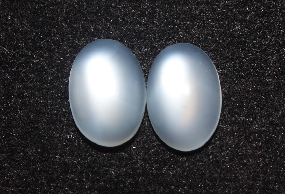 5.13 Cts Natural Moonstone Lot: No Reserve! Title: 5.13 Cts Natural Moonstone Lot Additional Information: Gemstone : Natural Moonstone Shape : Oval Cabochan Weight : 5.13 Carats Measurements : 10.70x7.60x4.32 mm , 10.67x7.38x4.41 mm