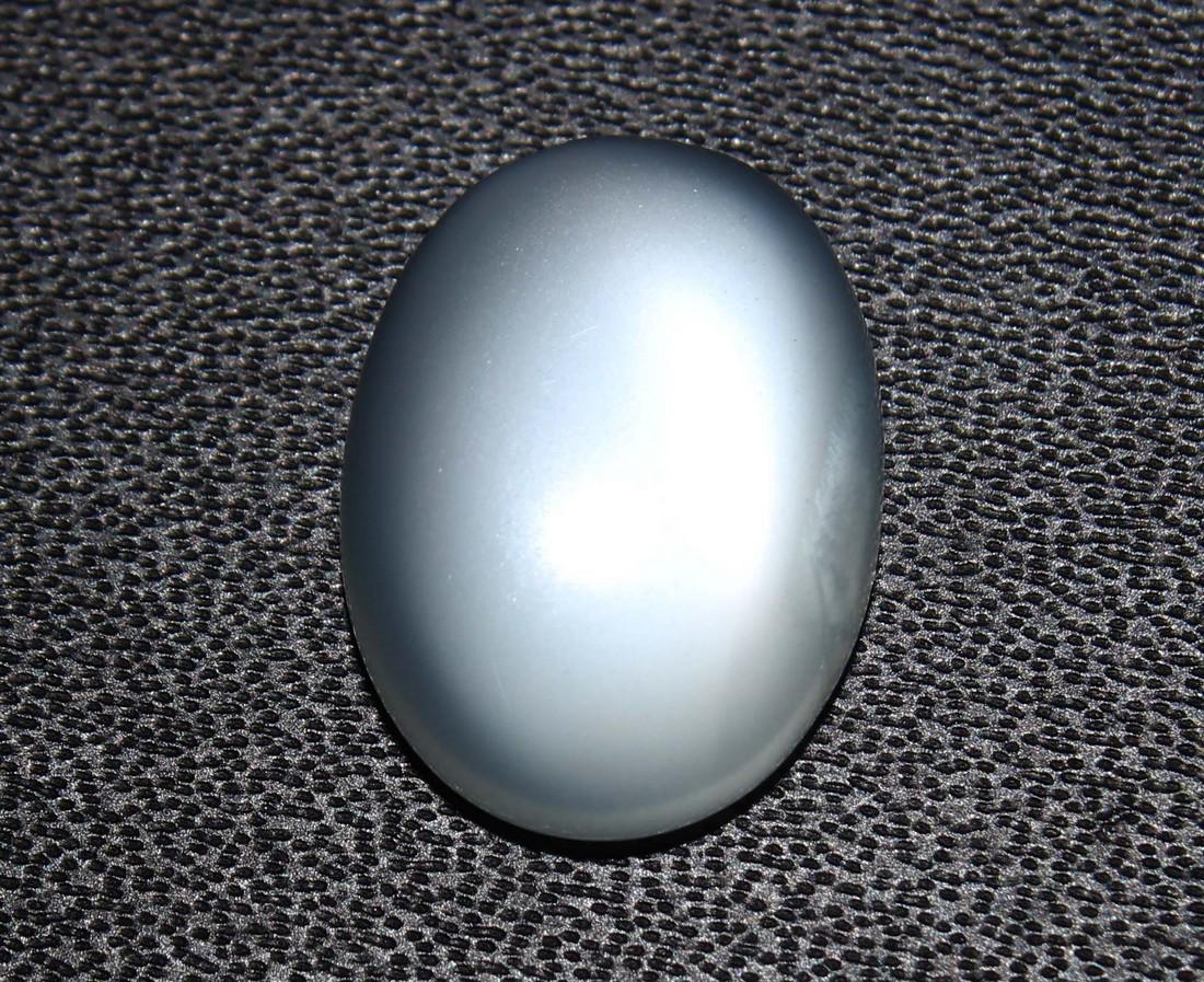 5.45 Cts Natural Moonstone: No Reserve! Title: 5.45 Cts Natural Moonstone Additional Information: Gemstone : Natural Moonstone Shape : Oval Cabochan Weight : 5.45 Carats Measurements : 14.11x10.57x4.44 mm Color : White Transpran