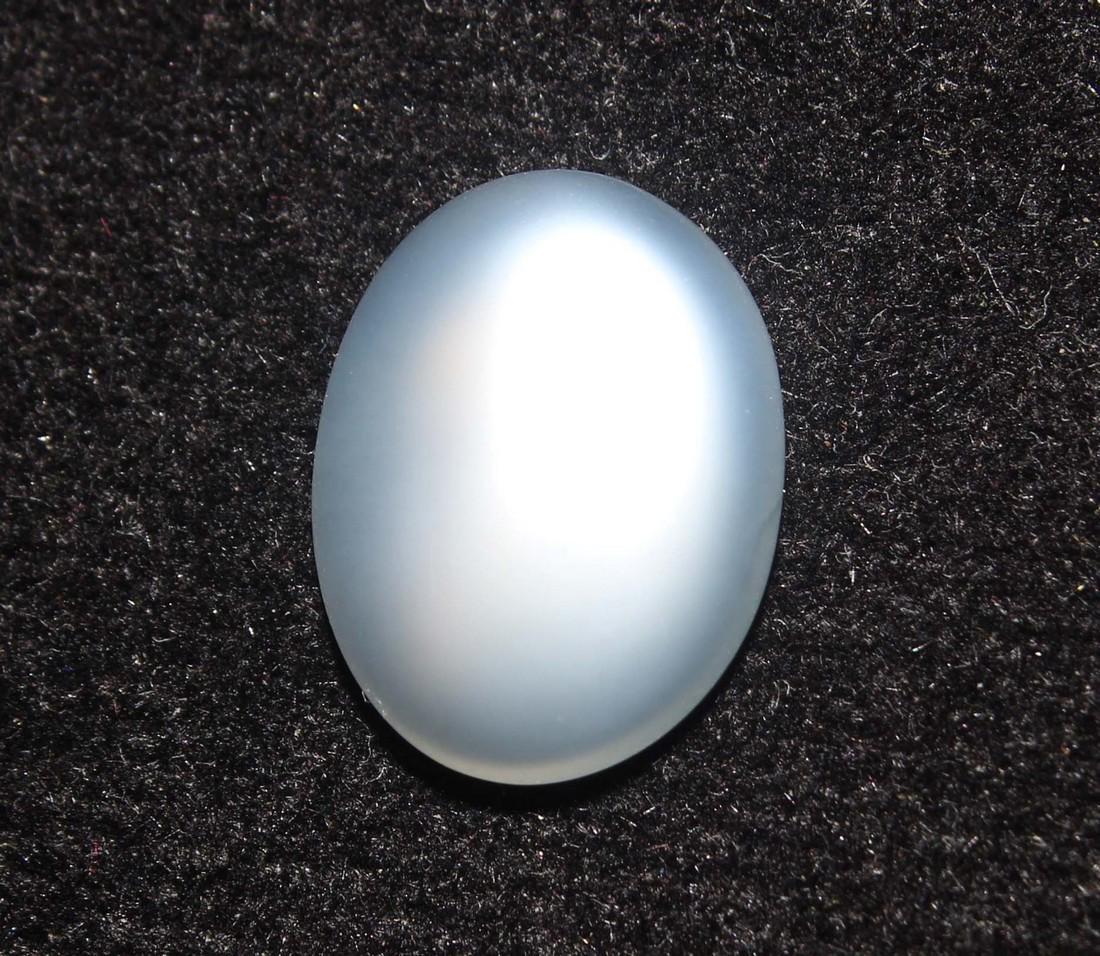 4.28 Cts Natural Moonstone: No Reserve! Title: 4.28 Cts Natural Moonstone Additional Information: Gemstone : Natural Moonstone Shape : Oval Cabochan Weight : 4.28 Carats Measurements : 12.54x9.56x4.95 mm Color : White Transpranc