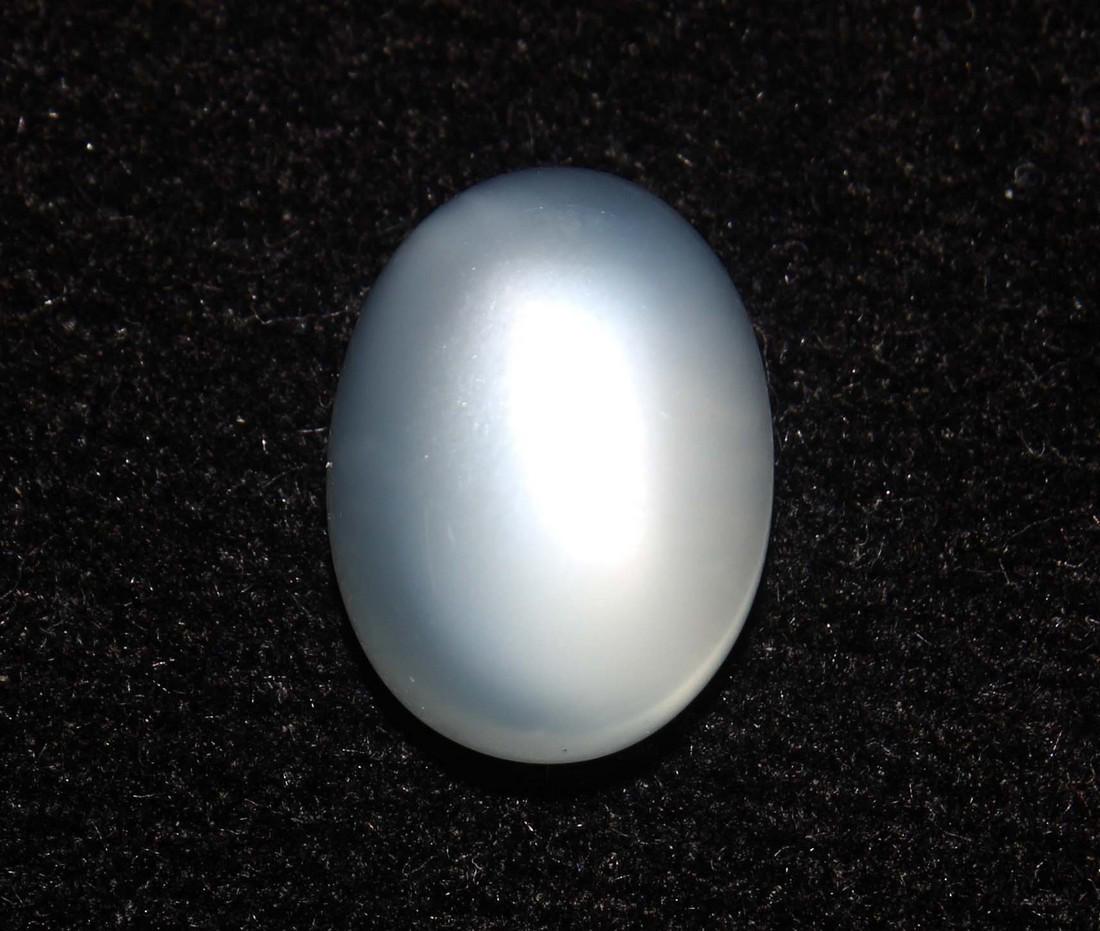 4.59 Cts Natural Moonstone: No Reserve! Title: 4.59 Cts Natural Moonstone Additional Information: Gemstone : Natural Moonstone Shape : Oval Cabochan Weight : 4.59 Carats Measurements : 11.71x8.72x5.65 mm Color : White Transpranc