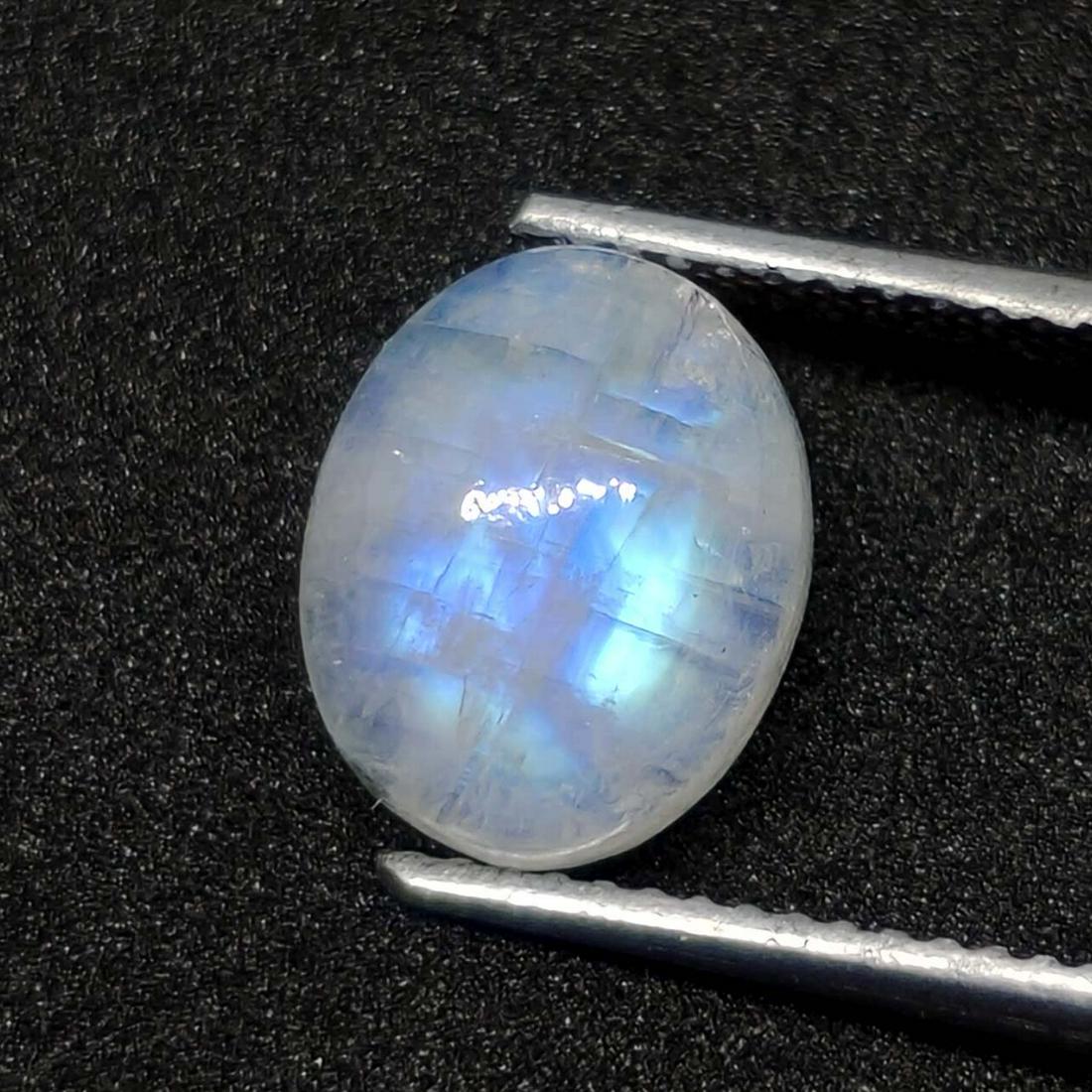 2.90 ct Natural White Rainbow Moonstone: No Reserve! Title: 2.90 ct Natural White Rainbow Moonstone Description: Gemstones: Rainbow Moonstone Carat Weights: 2.90 ct Size/Dimensions:10 X 8 mm Origin : India Gemstone: Moonstone Weight Unit: Ct