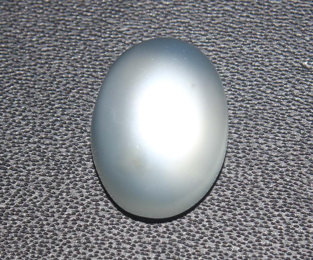 6.82 Cts Natural Moonstone: No Reserve! Title: 6.82 Cts Natural Moonstone Additional Information: Gemstone : Natural Moonstone Shape : Oval Cabochan Weight : 6.82 Carats Measurements : 14.19x10.58x5.80 mm Color : White Transpran