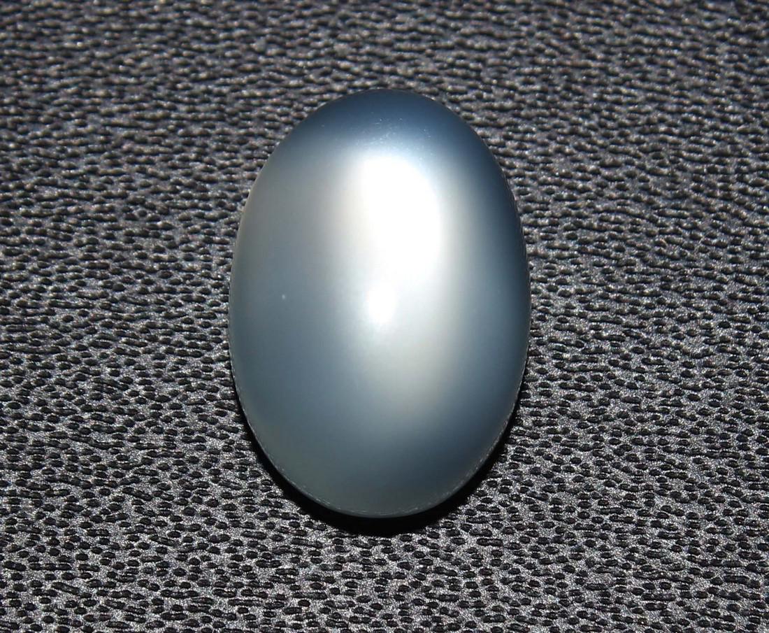 6.26 Cts Natural Moonstone: No Reserve! Title: 6.26 Cts Natural Moonstone Additional Information: Gemstone : Natural Moonstone Shape : Oval Cabochan Weight : 6.26 Carats Measurements : 13.23x9.28x6.50 mm Color : White Transpranc