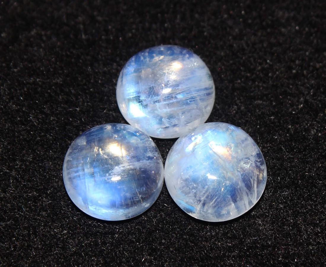 5.50 Cts Natural Rainbow Moonstone Lot: No Reserve! Title: 5.50 Cts Natural Rainbow Moonstone Lot Additional Information: Gemstone : Natural Rainbow Moonstone Shape and cut : Round Cabochan Weight : 5.50 Carats Measurements : 8x8 mm Number