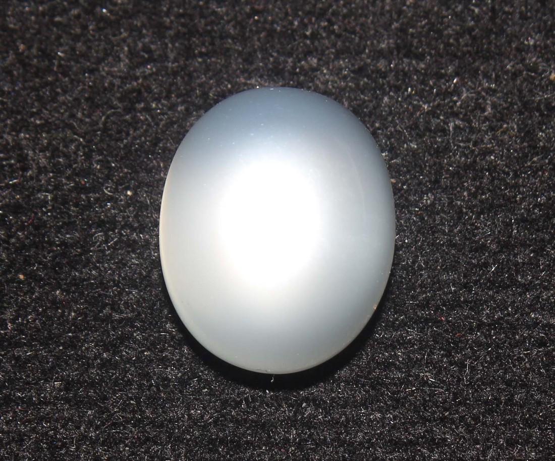 5.18 Cts Natural Moonstone: No Reserve! Title: 5.18 Cts Natural Moonstone Additional Information: Gemstone : Natural Moonstone Shape : Oval Cabochan Weight : 5.18 Carats Measurements : 11.38x9.30x6.21 mm Color : White Transpranc