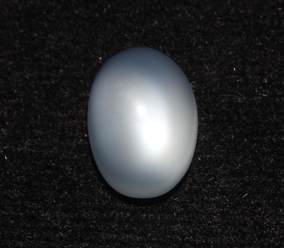 4.61 Cts Natural Moonstone: No Reserve! Title: 4.61 Cts Natural Moonstone Additional Information: Gemstone : Natural Moonstone Shape : Oval Cabochan Weight : 4.61 Carats Measurements : 11.60x8.42x6.10 mm Color : White Transpranc