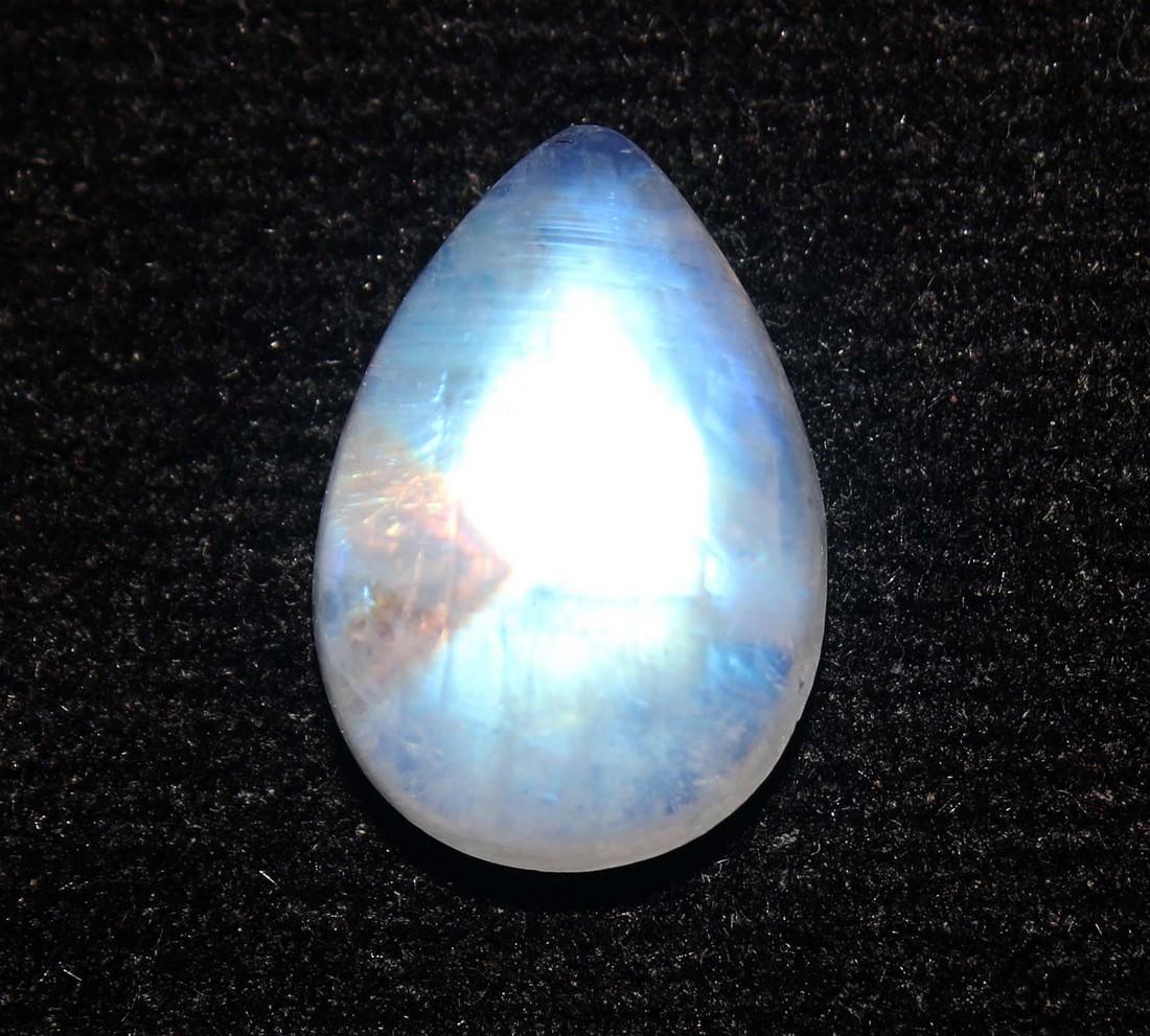 6.04 Cts Rainbow Moonstone: No Reserve! Title: 6.04 Cts Rainbow Moonstone Additional Information: Gemstone : Natural Rainbow Moonstone Shape and cut : Pear Cabochan Weight : 6.04 Carats Measurements : 14x10 mm Color : Colourless