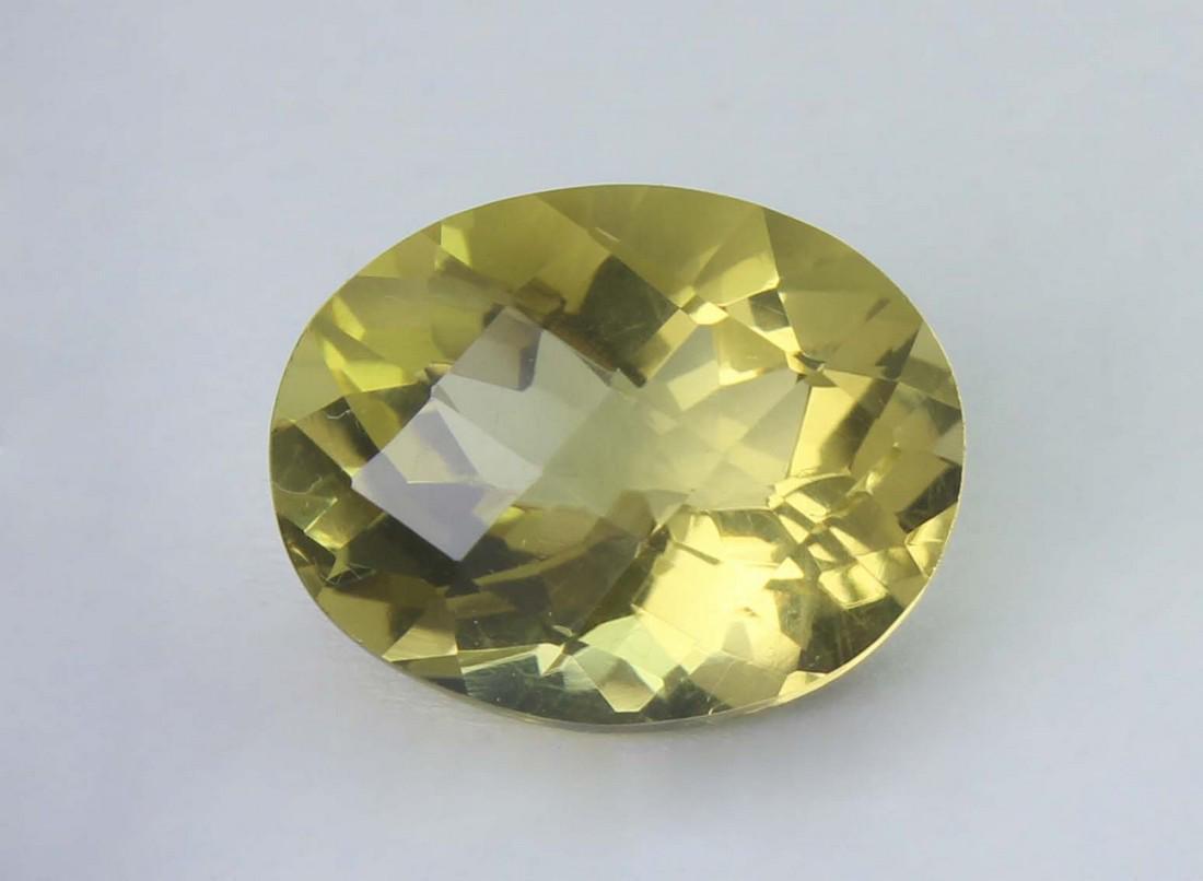 5.28 Cts Natural Lemon Quartz: No Reserve! Title: 5.28 Cts Natural Lemon Quartz Additional Information: Gemstone : Natural Lemon Quartz Origin: Brazil Weight : 5.28 carats Dimensions : 13x10 mm Shape/Cut : Oval Cut Colour : Yellow 