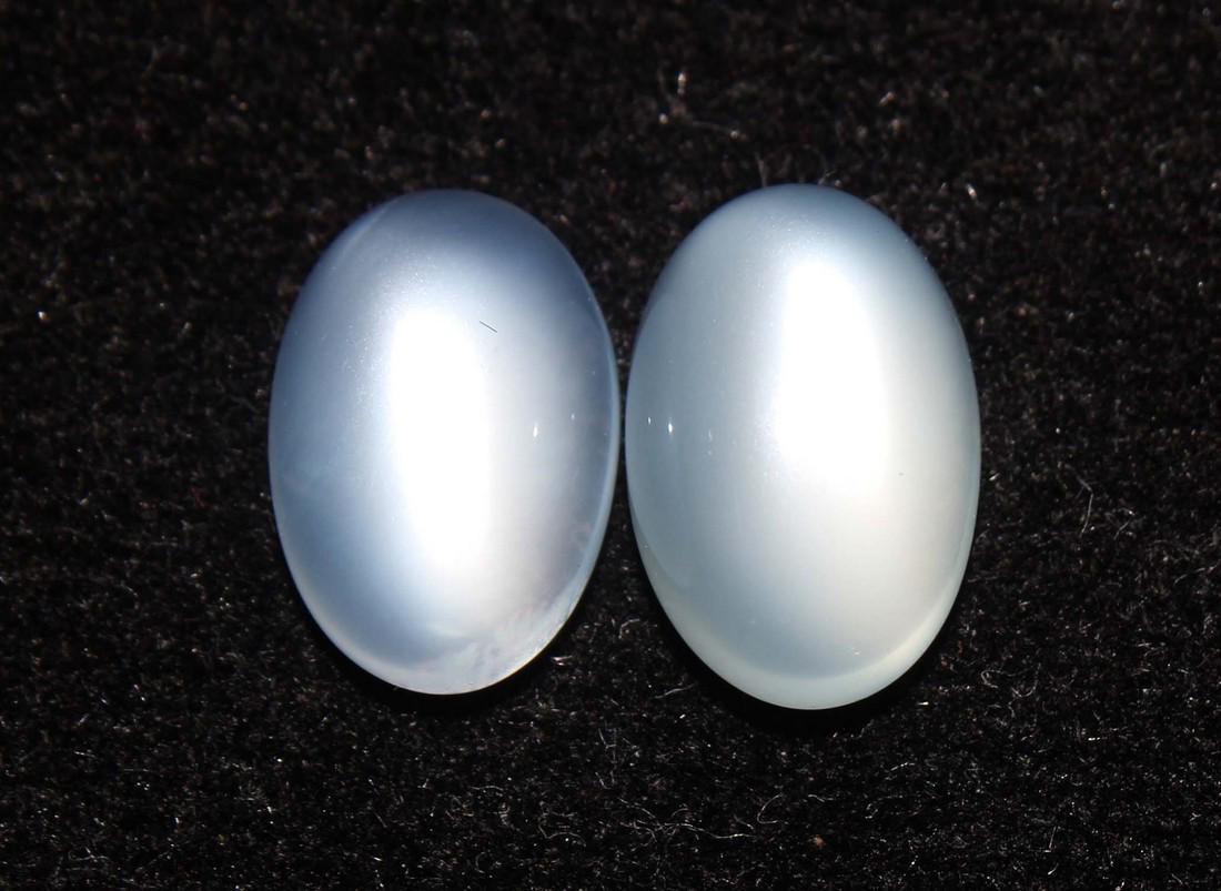 5.49 Cts Natural Moonstone Lot: No Reserve! Title: 5.49 Cts Natural Moonstone Lot Additional Information: Gemstone : Natural Moonstone Shape : Oval Cabochan Weight : 5.49 Carats Measurements : 10.92x7.31x5.14 mm , 10.62x7.21x4.32 mm
