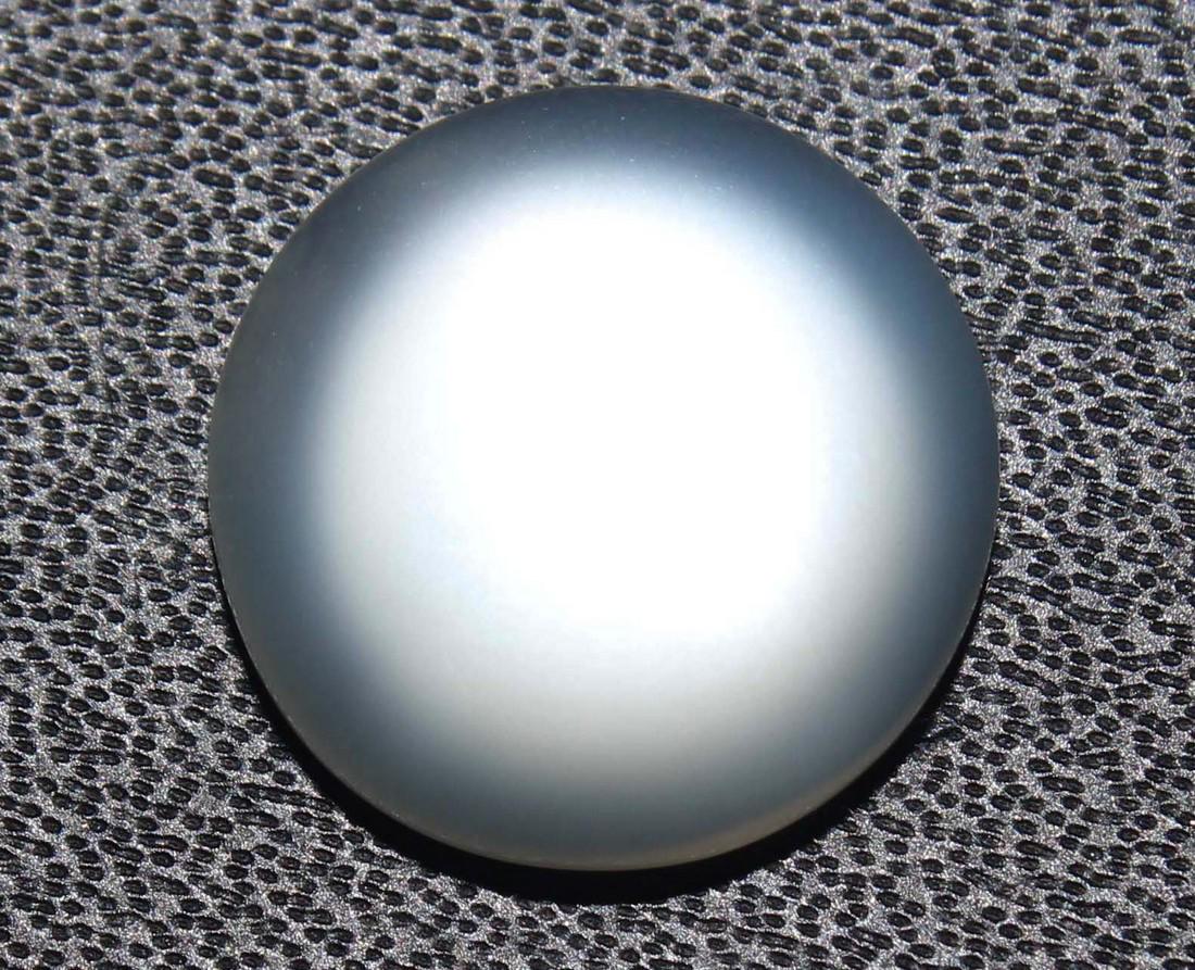 5.33 Cts Natural Moonstone: No Reserve! Title: 5.33 Cts Natural Moonstone Additional Information: Gemstone : Natural Moonstone Shape : Round Cabochan Weight : 5.33 Carats Measurements : 12.64x12.52x4.24 mm Color : White Transpra