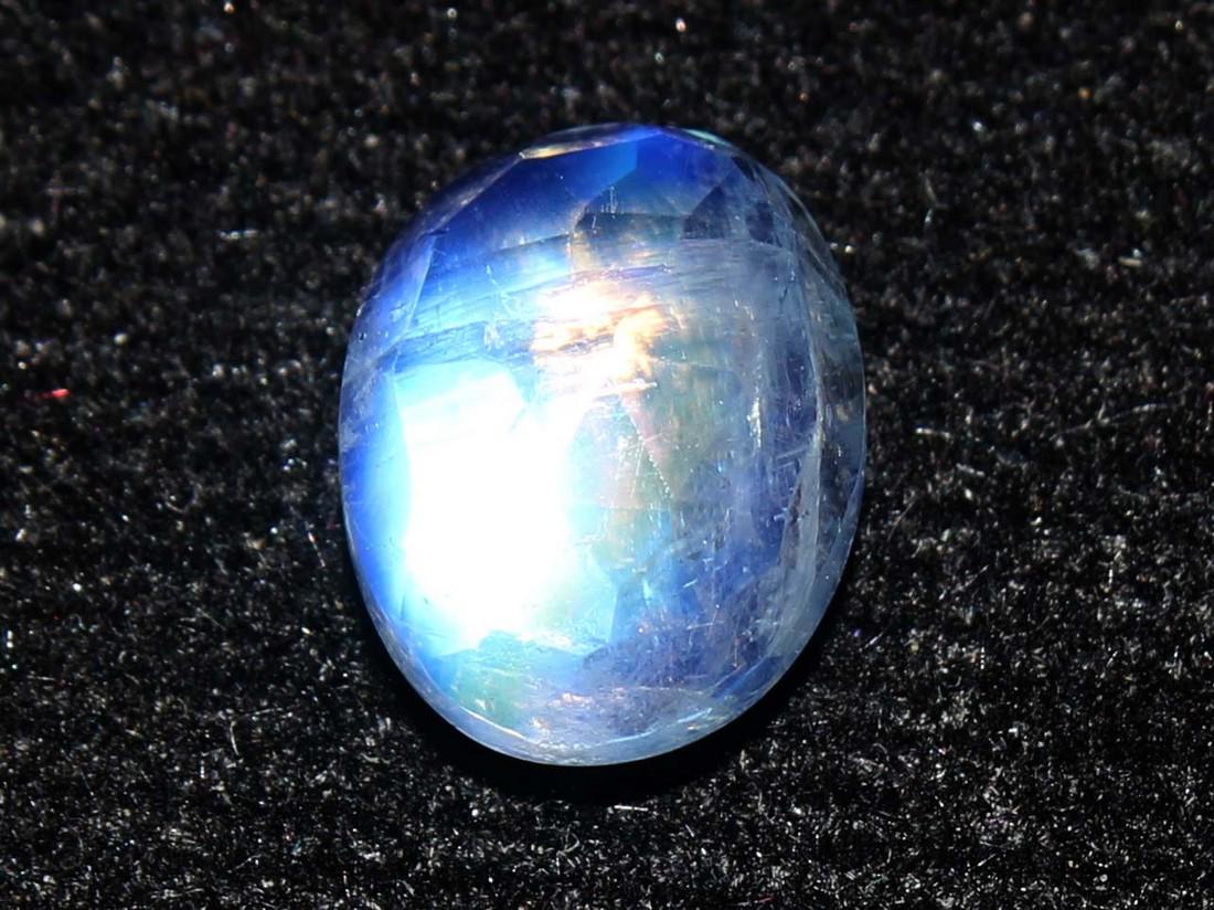 2.01 Cts Natural Rainbow Moonstone: No Reserve! Title: 2.01 Cts Natural Rainbow Moonstone Additional Information: Gemstone : Natural Rainbow Moonstone Shape and cut : Oval Cut Weight : 2.01 Carats Measurements : 8x6 mm Color : Colorless