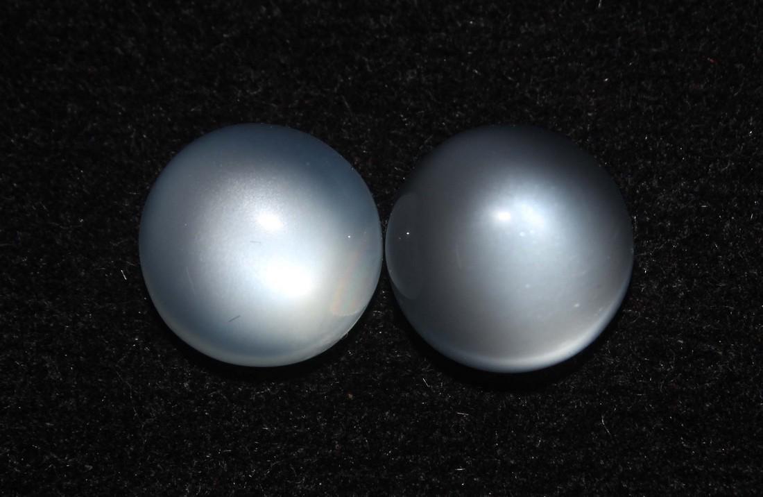 7.77 Cts Natural Moonstone: No Reserve! Title: 7.77 Cts Natural Moonstone Additional Information: Gemstone : Natural Moonstone Shape : Round Cabochan Weight : 7.77 Carats Measurements : 9.65x9.57x6.60 mm , 9.60x9.56x4.50 mm Numb