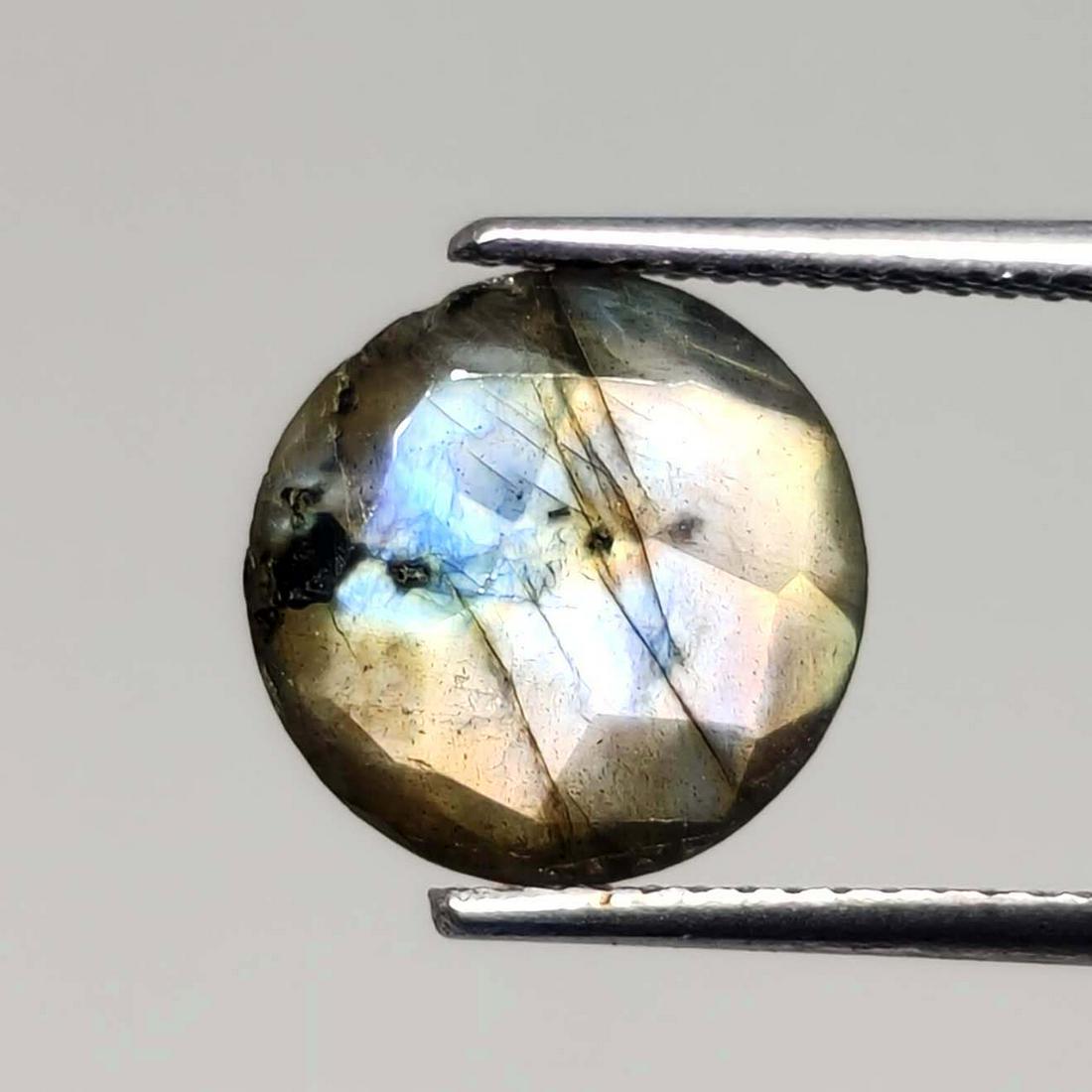2.45 ct Natural Faceted Labradorite: No Reserve! Title: 2.45 ct Natural Faceted Labradorite Description: Gemstones: Labradorite Carat Weights: 2.45 ct Size/Dimensions: 11 X 9 mm Origin : Labrador Gemstone: Labradorite Weight Unit: Ct Qua