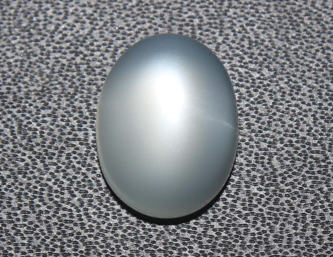 5.68 Cts Natural Moonstone: No Reserve! Title: 5.68 Cts Natural Moonstone Additional Information: Gemstone : Natural Moonstone Shape : Oval Cabochan Weight : 5.68 Carats Measurements : 12.65xx9.72x6.15 mm Color : White Transpran