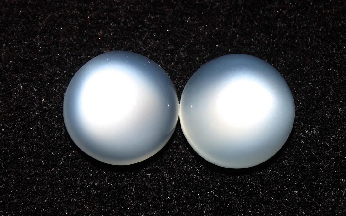 6.82 Cts Natural Moonstone: No Reserve! Title: 6.82 Cts Natural Moonstone Additional Information: Gemstone : Natural Moonstone Shape : Round Cabochan Weight : 6.82 Carats Measurements : 9.60x9.41x5.12 mm , 9.60x9.47x4.79 mm Numb