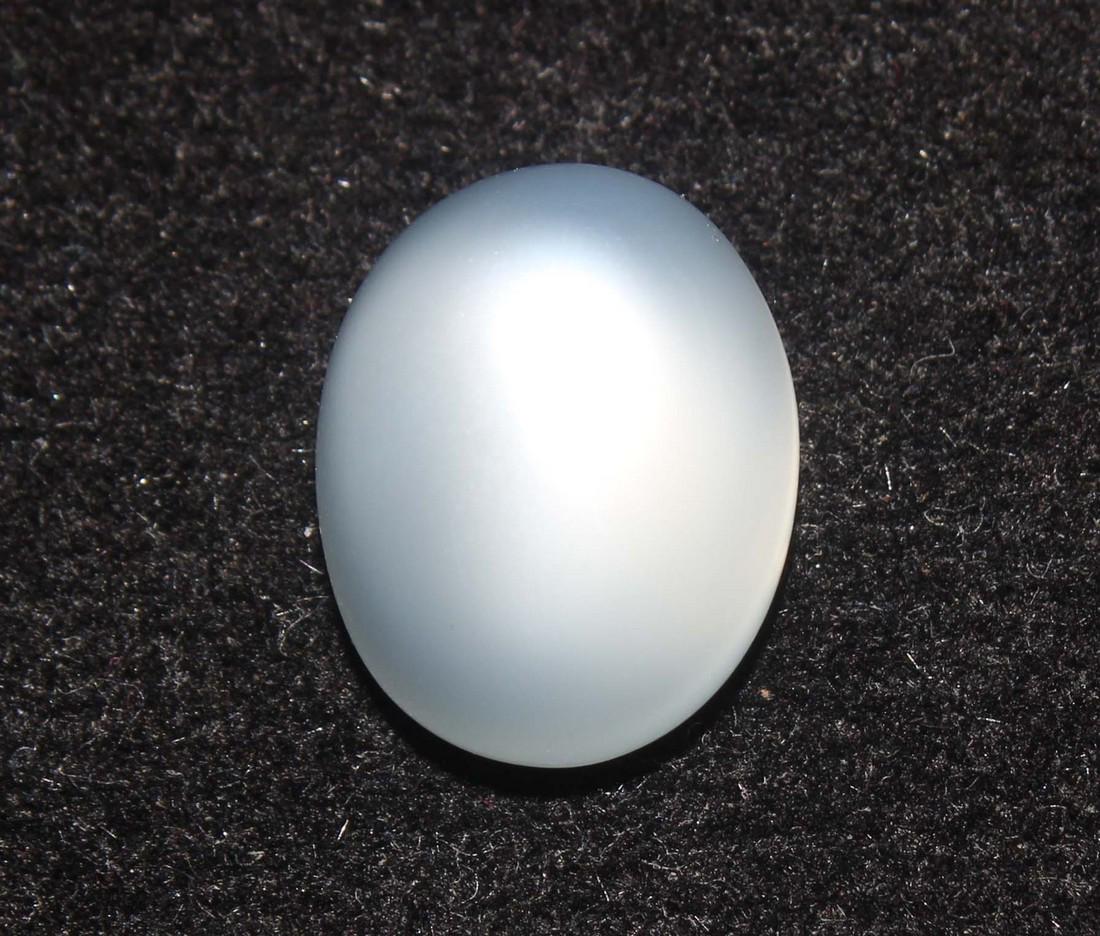 5.39 Cts Natural Moonstone: No Reserve! Title: 5.39 Cts Natural Moonstone Additional Information: Gemstone : Natural Moonstone Shape : Oval Cabochan Weight : 5.39 Carats Measurements : 11.95x9.55x6.25 mm Color : White Transpranc
