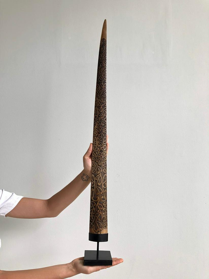 Carved swordfish tusk - Maori Mangapore: Title: Carved swordfish tusk - Maori Mangapore Maker: Unknown Origin: Indonesia Date/Period: 2021 Materials: Bone, Steel, Xiphias Gladius Dimensions:Height including stand: 96 cm / 37.7 inches Descrip