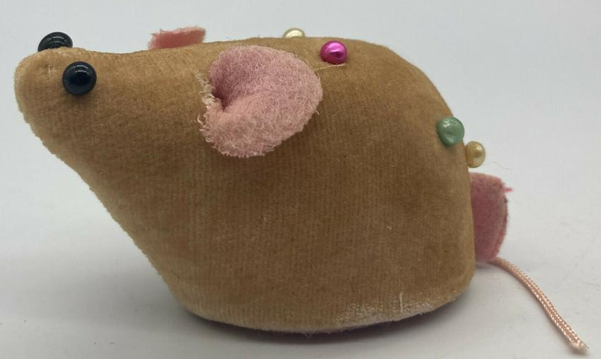 VINTAGE VELVET MOUSE PIN CUSHION TAPE MEASURE w orig tag Japan: Title: VINTAGE VELVET MOUSE PIN CUSHION TAPE MEASURE w orig tag Japan Date/Period: approx 1950-70's Dimension: approx 2.5" long Materials: MIXED MATERIALS Additional Information: VINTAGE VELVET MOUSE 