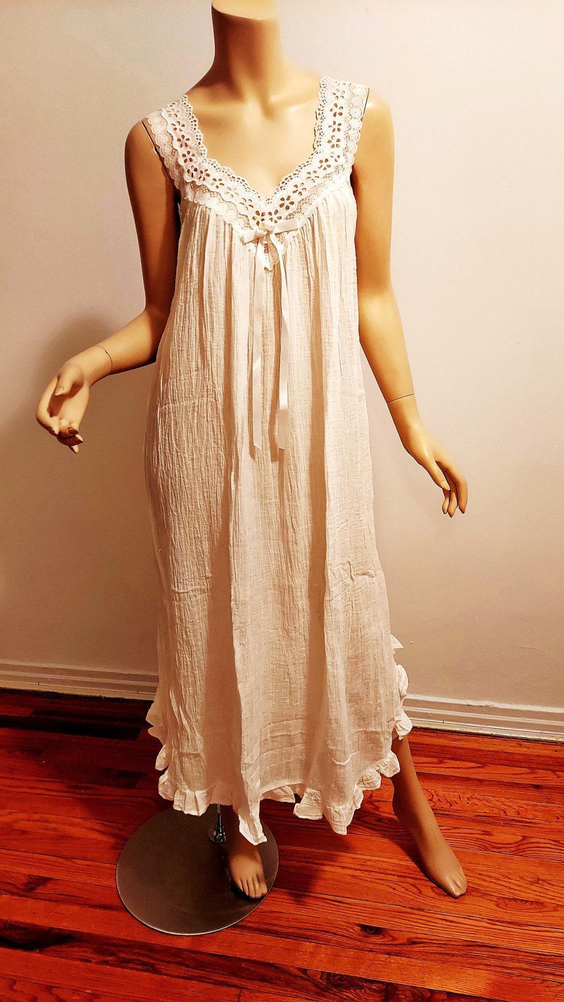 Vtg Victoria Secret Hand lace /Cotton Gauze Nightgown 1980: Vintage from the 1980s Materials: Victoria Secret, Gauze Cotton, Nightgown, Lace Size: s us women's letter This is a Beautiful white Nightgown . From The 80's Never worn, Completely New White Cotton C