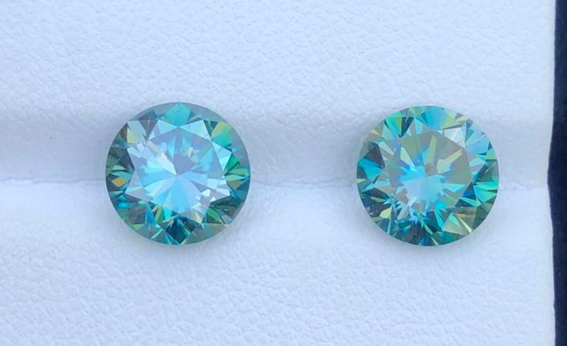 5 Carats Natural Moissanite Pairs Gemstone: Title: 5 Carats Natural Moissanite Pairs Gemstone Gemstones: Moissanite Carat Weights: 5 Carats Size/Dimensions: 8.5x8.5x5.5 MM Additional Information: NATURAL Reserve: $100.00 Shipping: Domestic: Fl