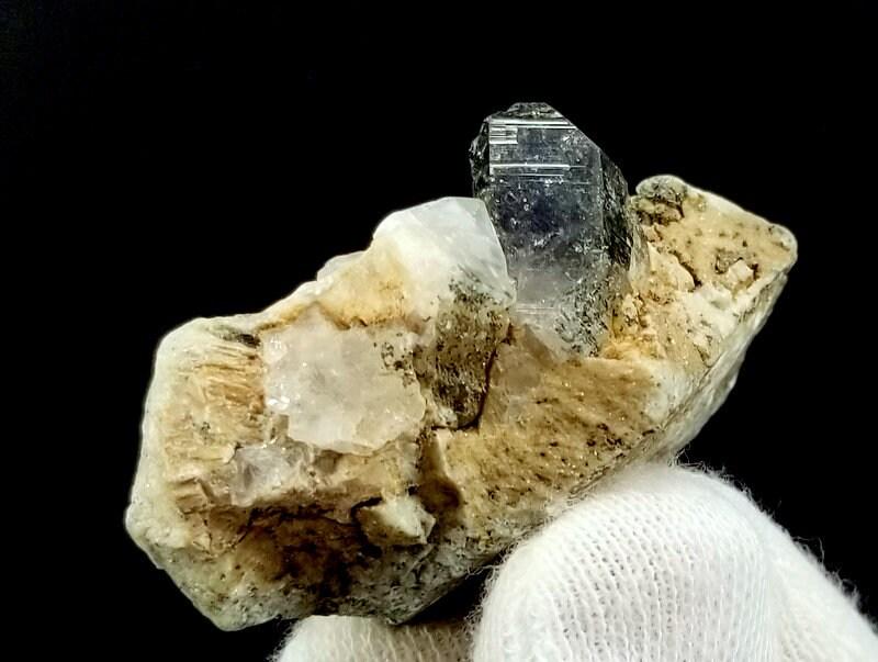 44 Gram Beautiful Natural Chlorine Quartz Specimen From Skardu pakistan (1 of 8)