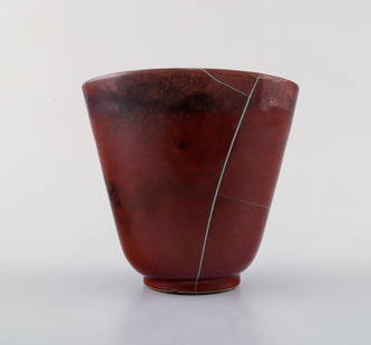 Richard Uhlemeyer, German ceramist. Ceramic vase, beautiful cracked glaze in red shades.: Richard Uhlemeyer, German ceramist. Ceramic vase, beautiful cracked glaze in red shades. Germany, 1940/50s. Measures 10 cm. x 10 cm. In perfect condition. Stamped. Reserve: $119.00 Shipping: Domestic: