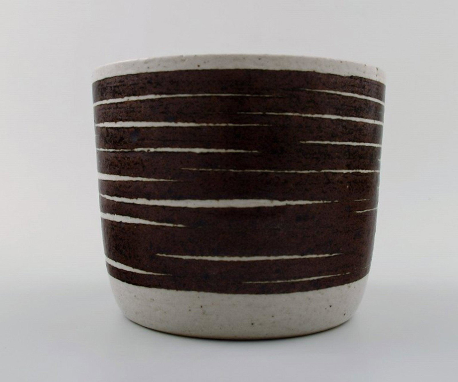 Ceramic vase from Palshus by Per Linnemann-Schmidt.: Ceramic vase from Palshus by Per Linnemann-Schmidt, a renowned Danish potter. Fine example of modern Danish ceramics from the 1970s. Stamped: Palshus, Denmark, PLS for Per Linnemann-Schmidt. Perfect c