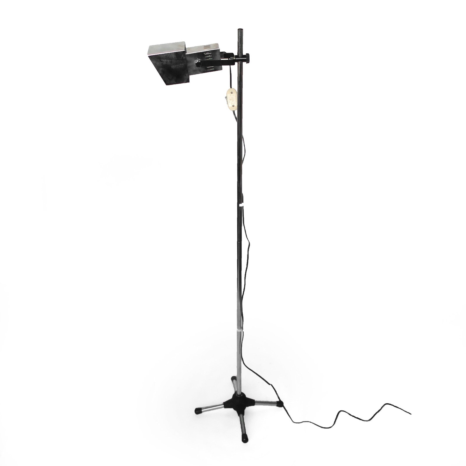 1970s Vintage Chrome Floor Lamp: A vintage mid-century modern chrome floor lamp in the style of Robert Sonneman for George Kovacs, Lightolier, and Koch & Lowy, likely from the 1970s. Chrome and black cast iron base, two part chrome s