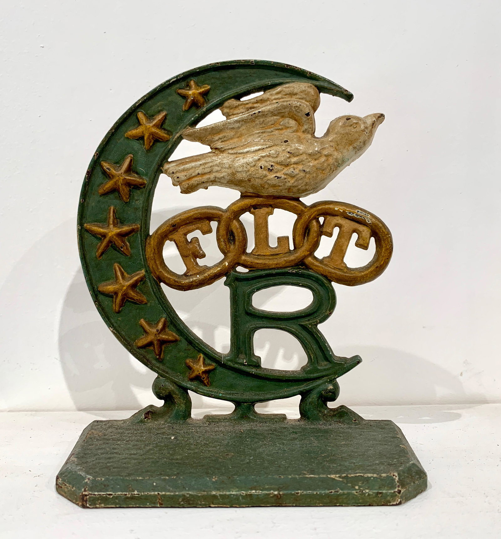 Vintage ODD FELLOWS cast iron door stop: Title: Vintage ODD FELLOWS cast iron door stop Date/Period: end of 19th century Materials: iron Dimension: 18,5x15x7cm Description: Vintage Odd Fellows fraternal cast iron door stop, almost perfect co
