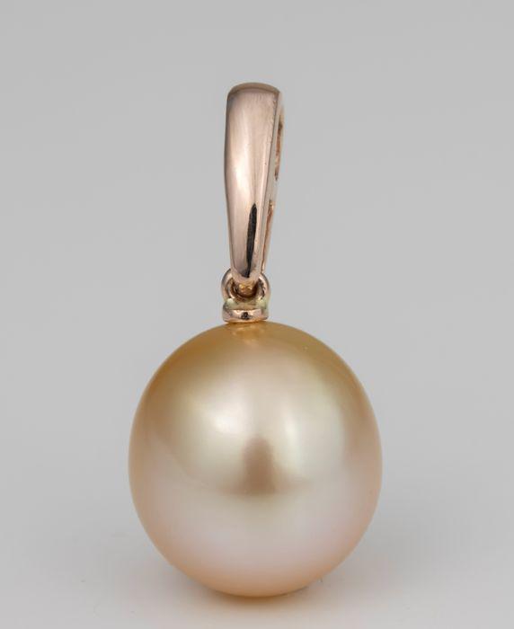 12x13mm Deep Golden South Sea Pearl - 14 kt. Pink gold - Necklace with pendant: Title: 12x13mm Deep Golden South Sea Pearl - 14 kt. Pink gold - Necklace with pendant Description: Emerging from the warm oceans of Australia to Indonesia, this pearl has been selected for its natural